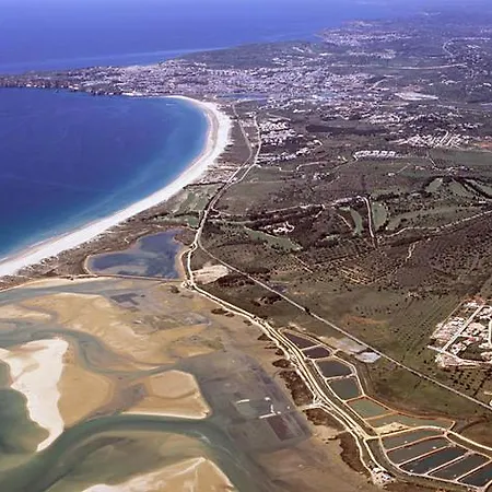 Meia Praia Beach House *